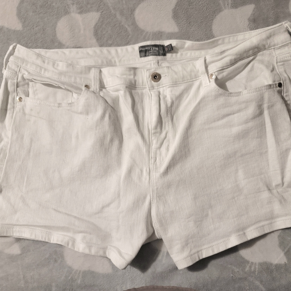 Torrid White Short Shorts Size 22